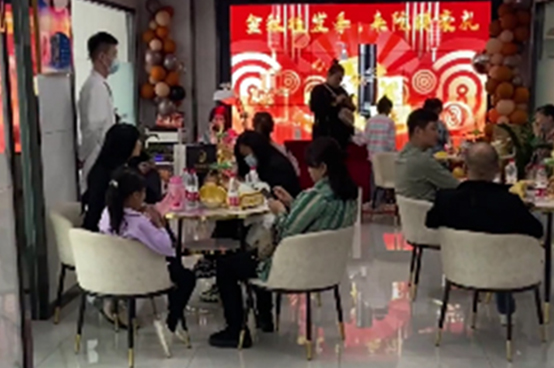 郑州曙光植发在商会大厦中心广场举行了盛大的开业典礼