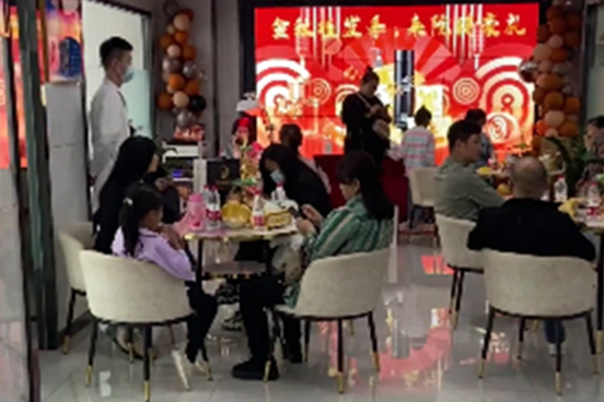 郑州曙光植发在商会大厦中心广场举行了盛大的开业典礼